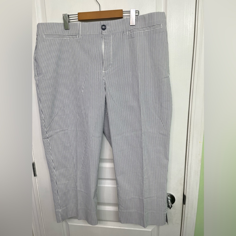 Pennington’s In Every Story Cotton Blend white/Blue Capri Pants Size 20.  New!